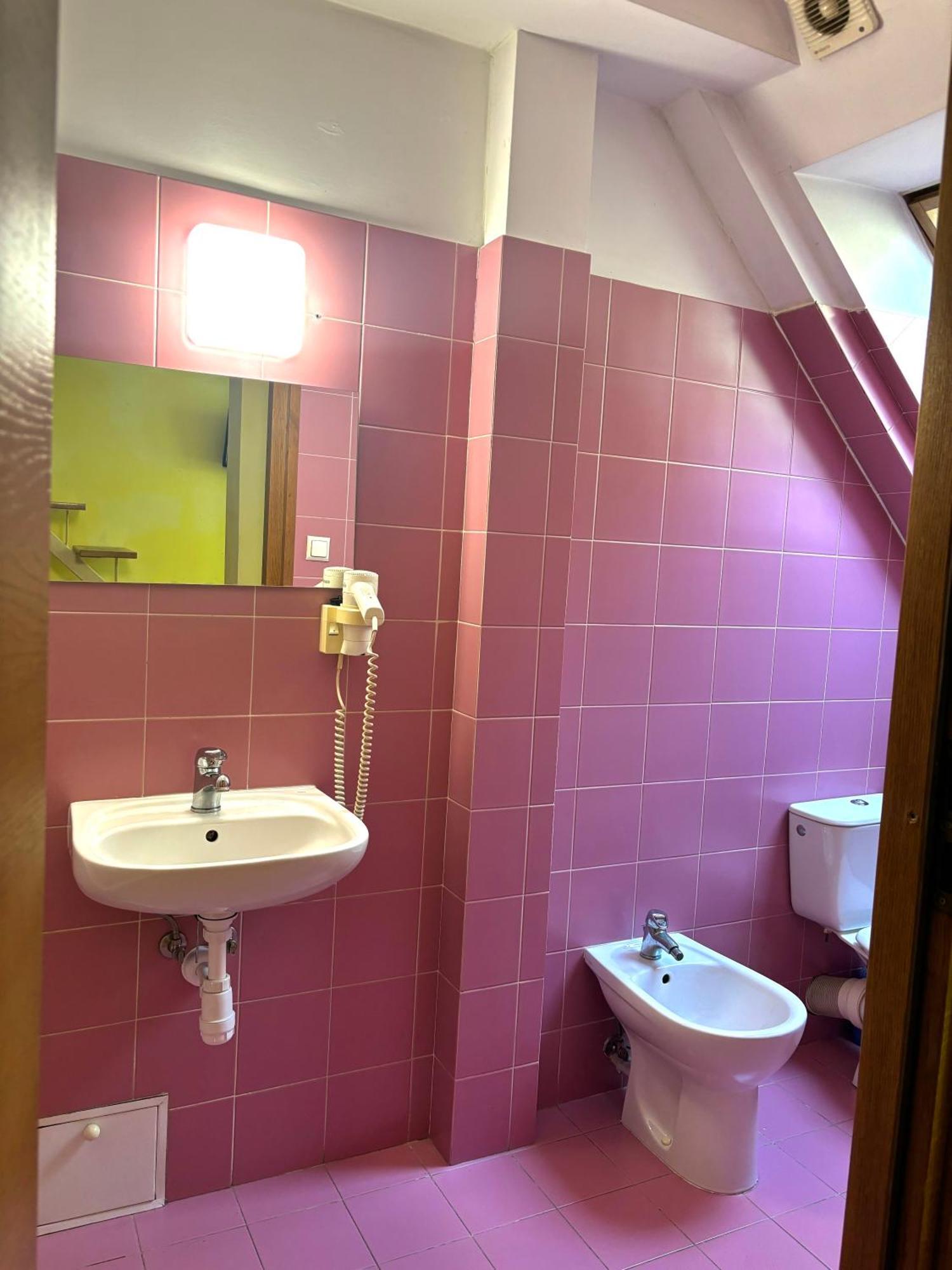 Hostel Nuove Frontiere Nysa Exteriör bild
