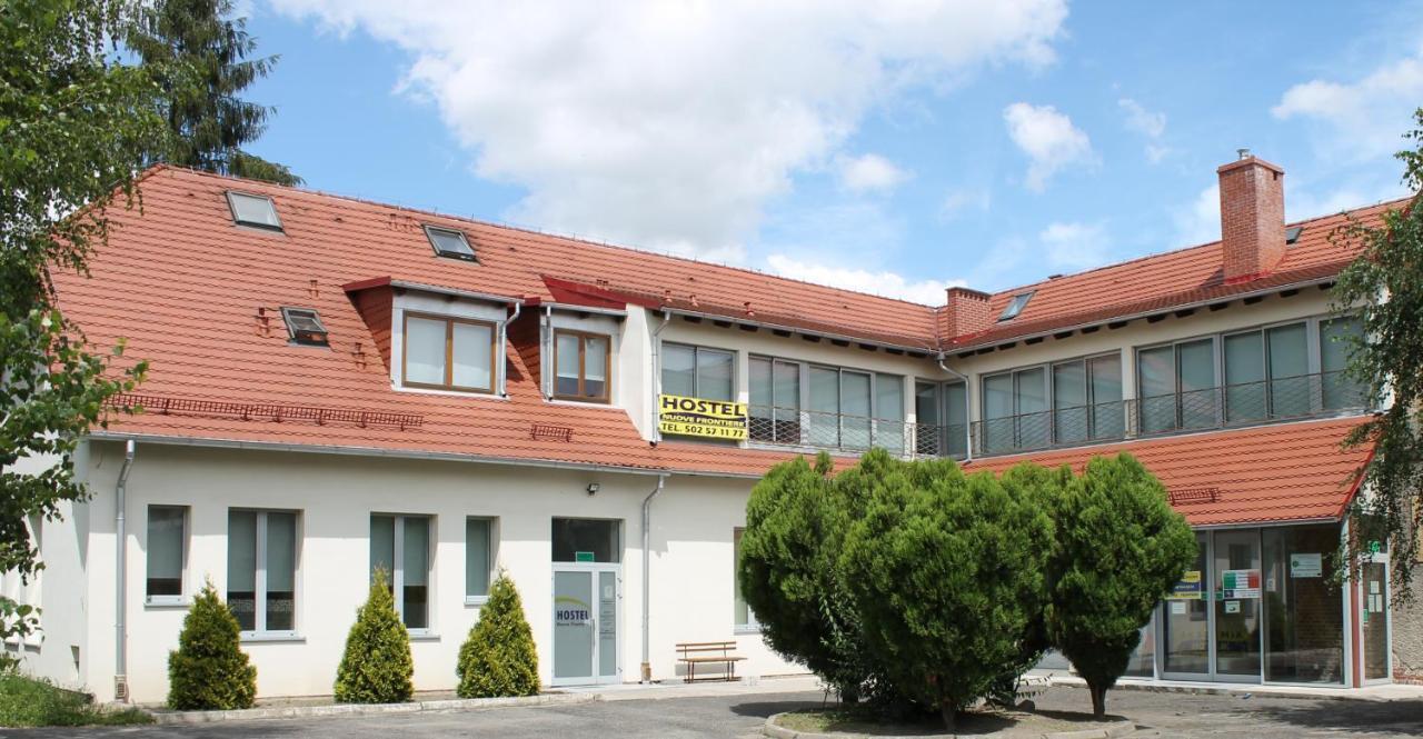Hostel Nuove Frontiere Nysa Exteriör bild